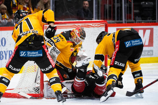 Luleås Linus Fröberg, målvakt Joel Lassinantti, Luleås
