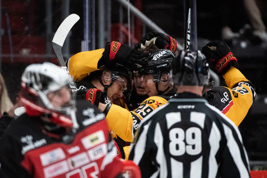 Örebros Milton Oscarson jublar med lagkamrater