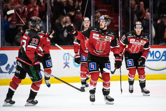Örebros Emil Larsson jublar