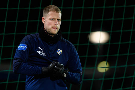 Halmstads målvakt Malkolm Nilsson Säfqvist före