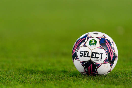 En fotboll före fotbollsmatchen i Superettan mellan