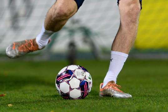 En fotboll före fotbollsmatchen i Superettan mellan