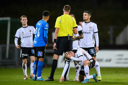 Örebros Ahmed Yasin diskuterar med domaren