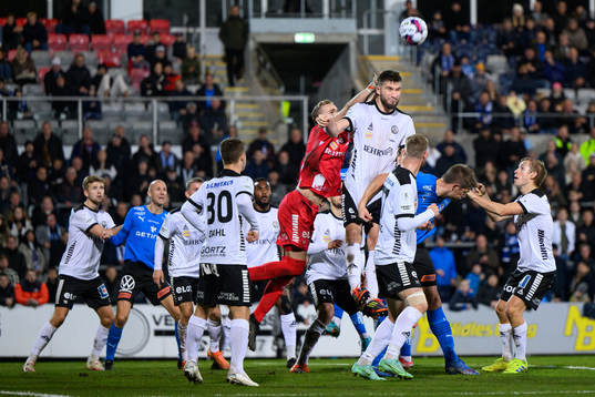 Örebros målvakt Daniel Strindholm boxar bort bollen