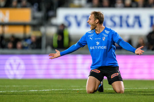 Halmstads Villiam Dahlström reagerar mot domaren
