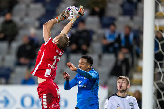 Örebros målvakt Daniel Strindholm och Halmstads Marcus