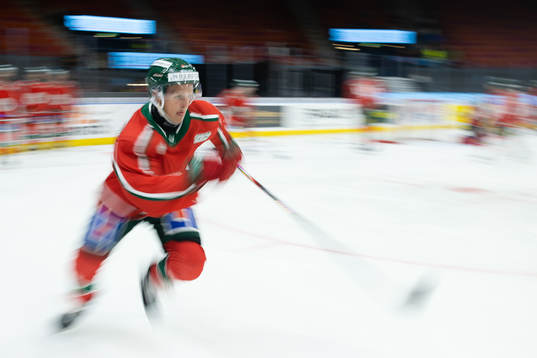 Frölundas Max Friberg värmer upp innan  ishockeymatchen i