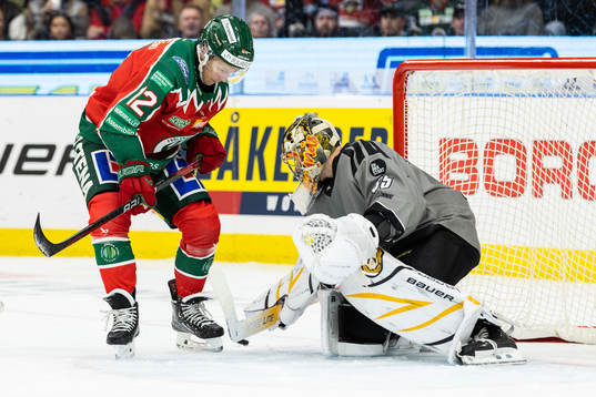 Frölundas Max Friberg och Brynäs målvakt Veini