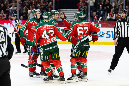 Frölundas Jacob Nilsson jublar med lagkamrater