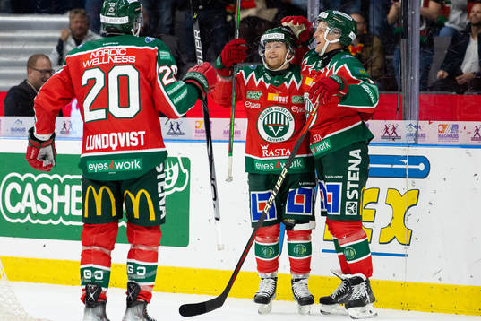 Frölundas Ryan Lasch jublar ihop med Max Friberg och Joel