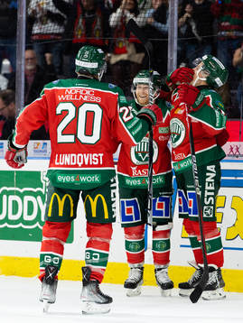 Frölundas Ryan Lasch jublar ihop med Max Friberg och Joel