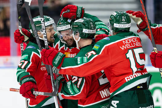 Frölundas Jan Mursak jublar med lagkamrater
