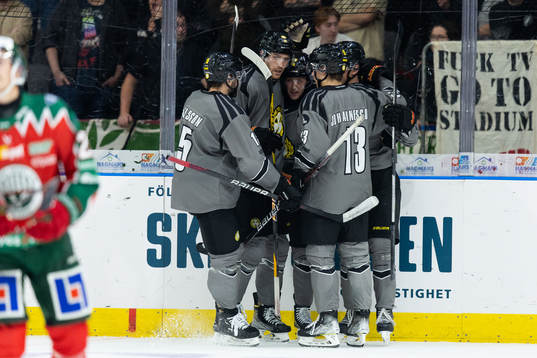 Brynäs Linus Ölund jublar med lagkamrater