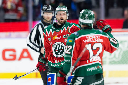 Frölundas Jan Mursak jublar ihop med Max Friberg