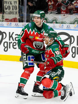 Frölundas Ryan Lasch jublar ihop med Jere Innala