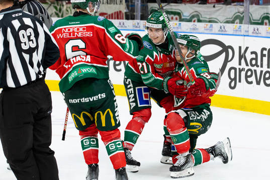 Frölundas Ryan Lasch jublar ihop med Jere Innala och Filip