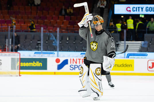 Brynäs målvakt Veini Vehviläinen  deppar