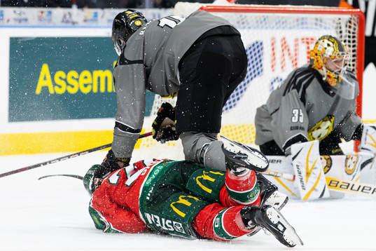 Brynäs Simon Bertilsson och Frölundas Anthony Greco