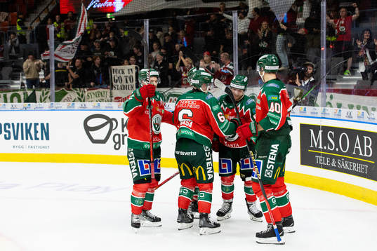 Frölundas Ryan Lasch jublar ihop med lagkamrater