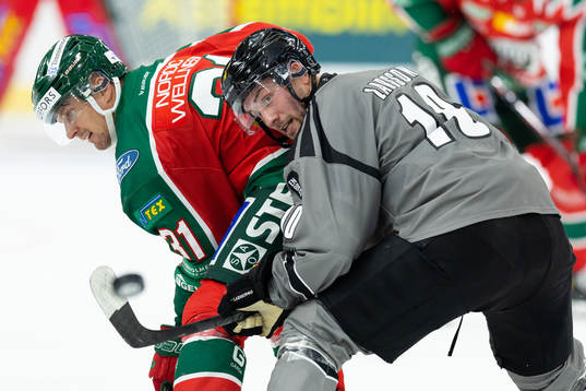 Frölundas Nicklas Lasu tekar mot Brynäs Johan Larsson