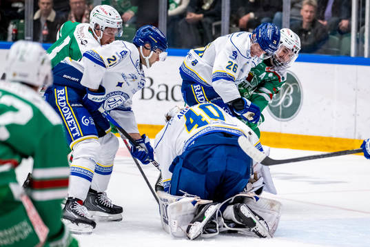 Rögles Brady Ferguson oroar framför Leksands målvakt
