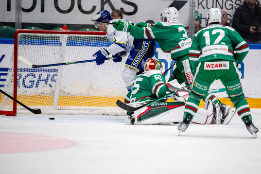 Leksands John Quenneville oroar framför Rögles målvakt