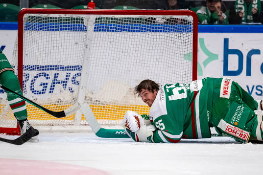 Rögles målvakt Christoffer Rifalk i samband med 1-1 målet