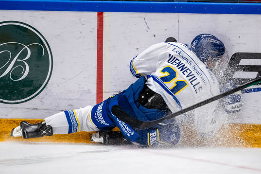 Leksands John Quenneville åker in i sargen och får ont