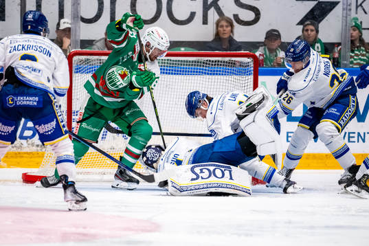 Rögles Ludvig Larsson oroar framför Leksands målvakt