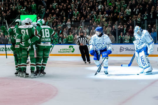 Rögles spelarna jublar efter1-0