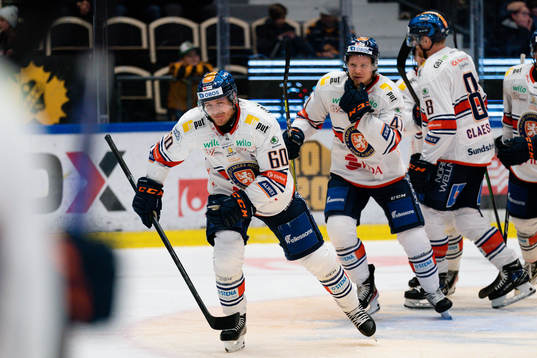 Växjös Erik Josefsson jublar