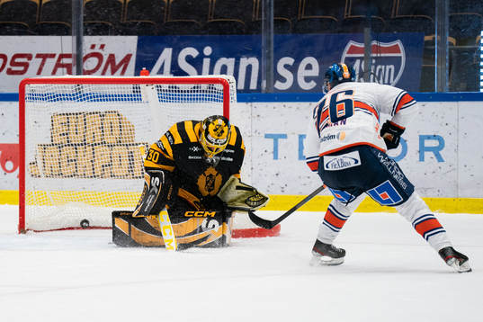 Skellefteås målvakt Gustaf Lindvall släpper in 0-2 från