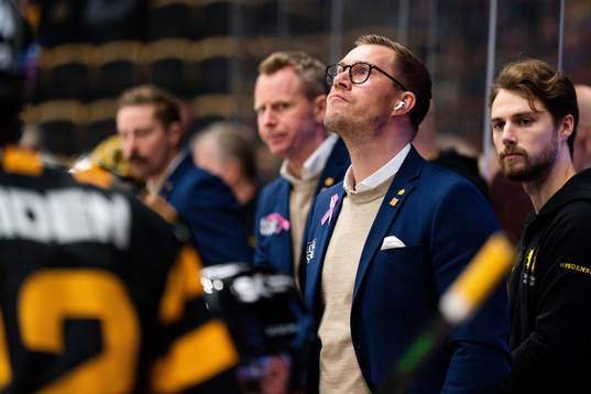 Skellefteås assisterande Andreas Falk deppar
