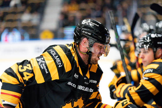 Skellefteås Tom Kühnhackl grinar illa