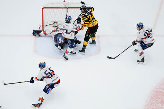Skellefteås Tom Kühnhackl och Växjös målvakt Emil Larmi