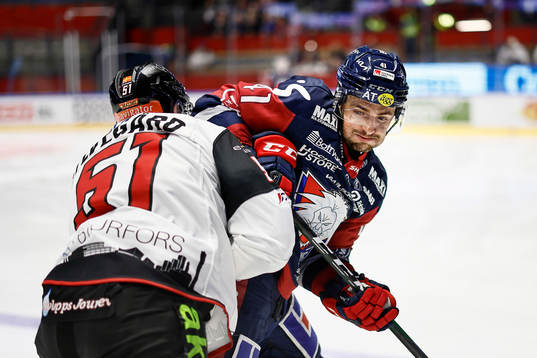 Linköpings Broc Little tacklas av Malmö Redhawks Emil