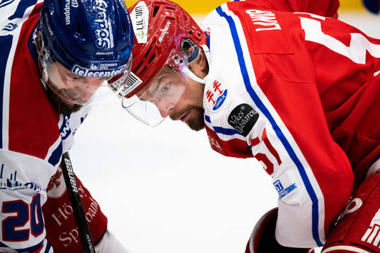 Oskarshamns Hynek Zohorna och Timrås Anton Lander tekar