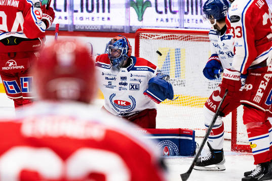 Timrås Anton Wedin gör 1-0 bakom Oskarshamns målvakt Tim
