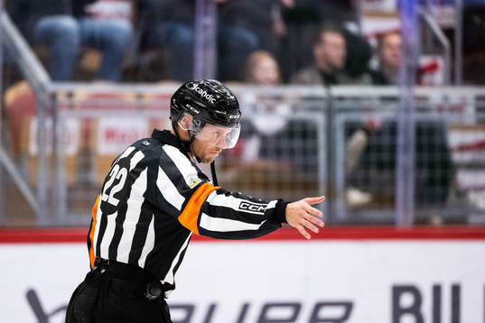 Domare Andreas Harnebring godkänner Timrås 2-0 mål