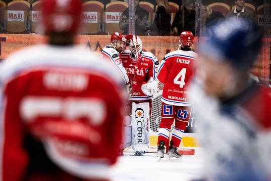 Timrås Albin Lundin och målvakt Jacob Johansson jublar