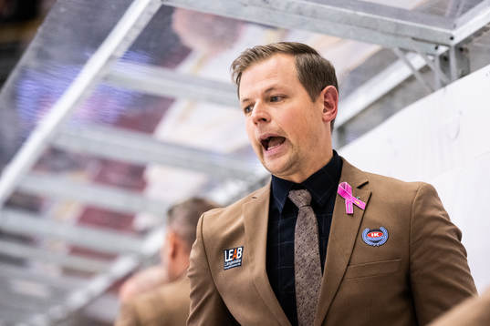 Oskarshamns tränare Martin Filander reagerar