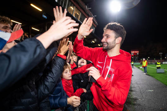 Brommapojkarnas Marijan Cosic jublar med publiken
