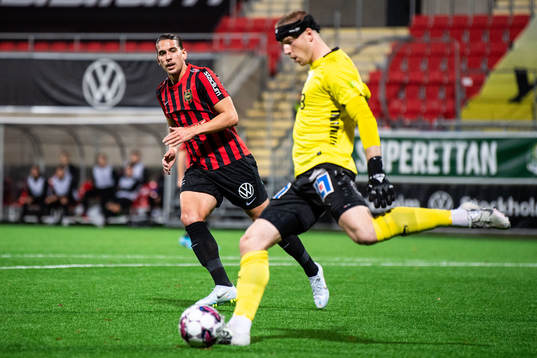Brommapojkarnas Nikola Vasic och Brages målvakt Viktor