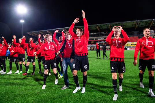 Brommapojkarnas Nikola Vasic jublar med lagkamrater