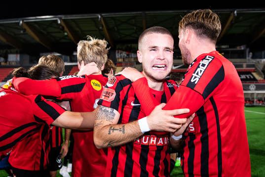 Brommapojkarnas Amadeus Sögaard jublar