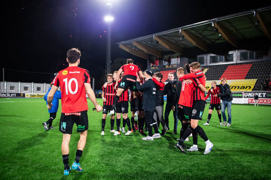 Brommapojkarnas spelare jublar