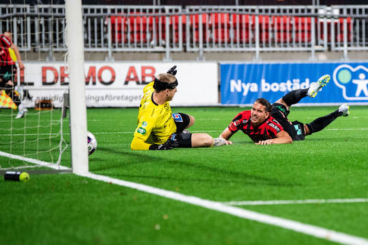 Brommapojkarnas Nikola Vasic gör 3-1 bakom Brages målvakt