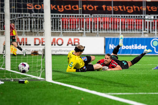 Brommapojkarnas Nikola Vasic gör 3-1 bakom Brages målvakt