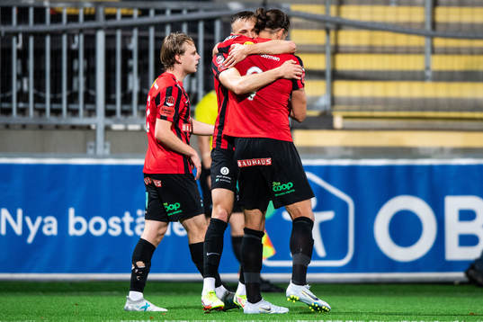 Brommapojkarnas Nikola Vasic jublar med Oscar Krusnell