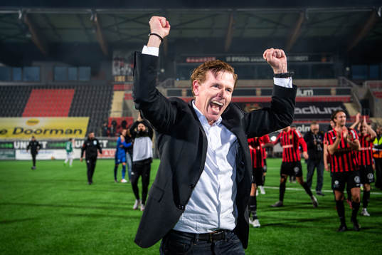 Brommapojkarnas tränare Christer Mattiasson jublar